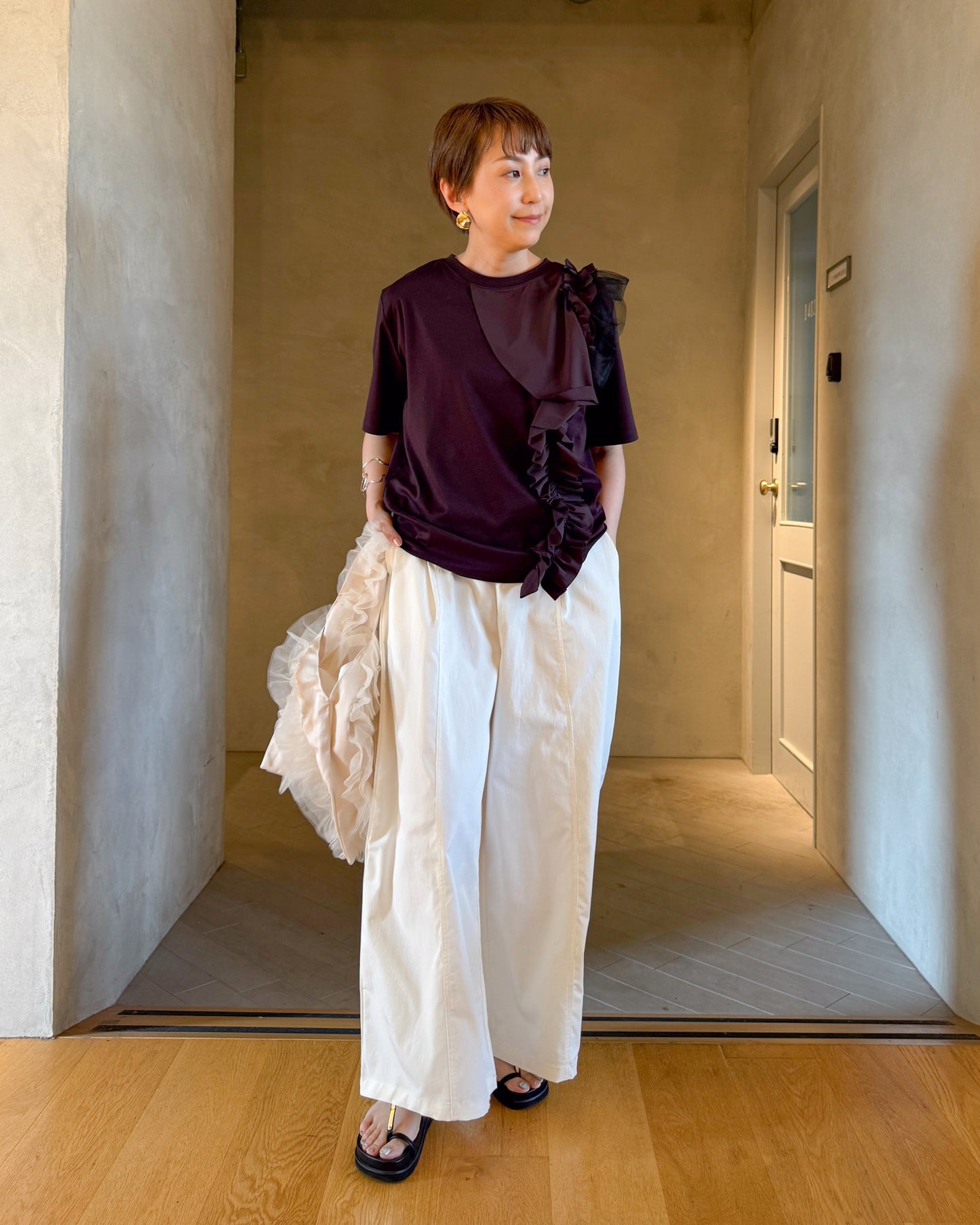 アシメ仕立ての美人フリルT