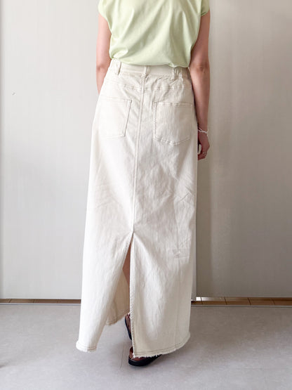 ホワイトから始まるデニムスカート
