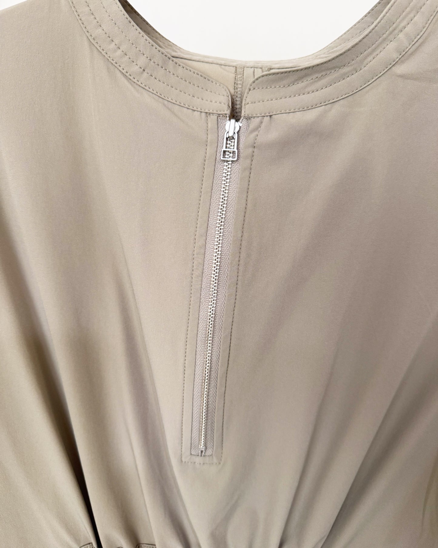 品よくサボれるジップワンピース